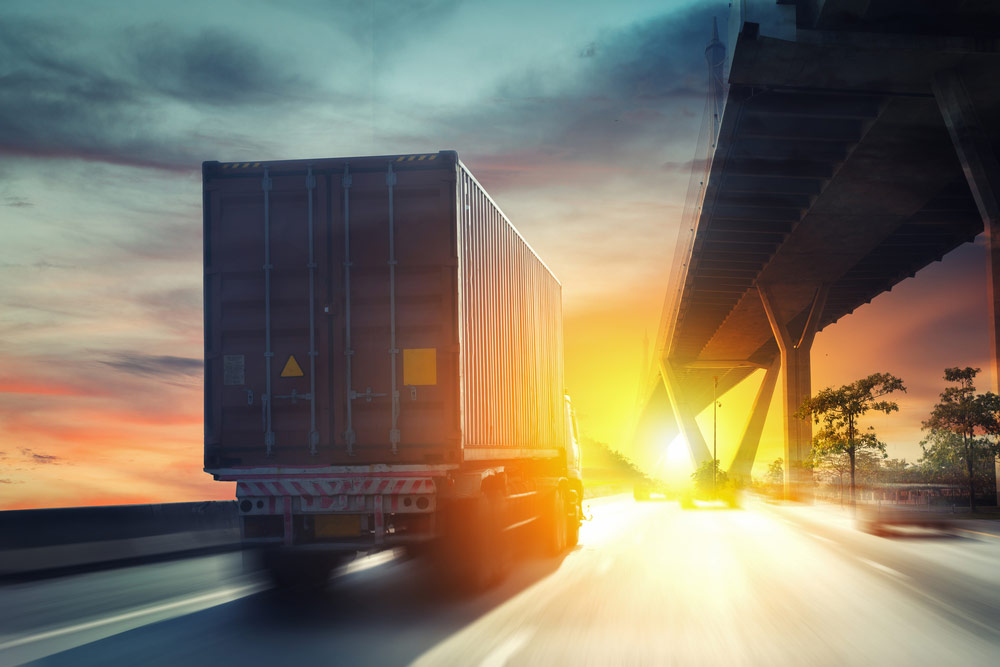 Ciężarówka kontenerowa na autostradzie GeoNAVI