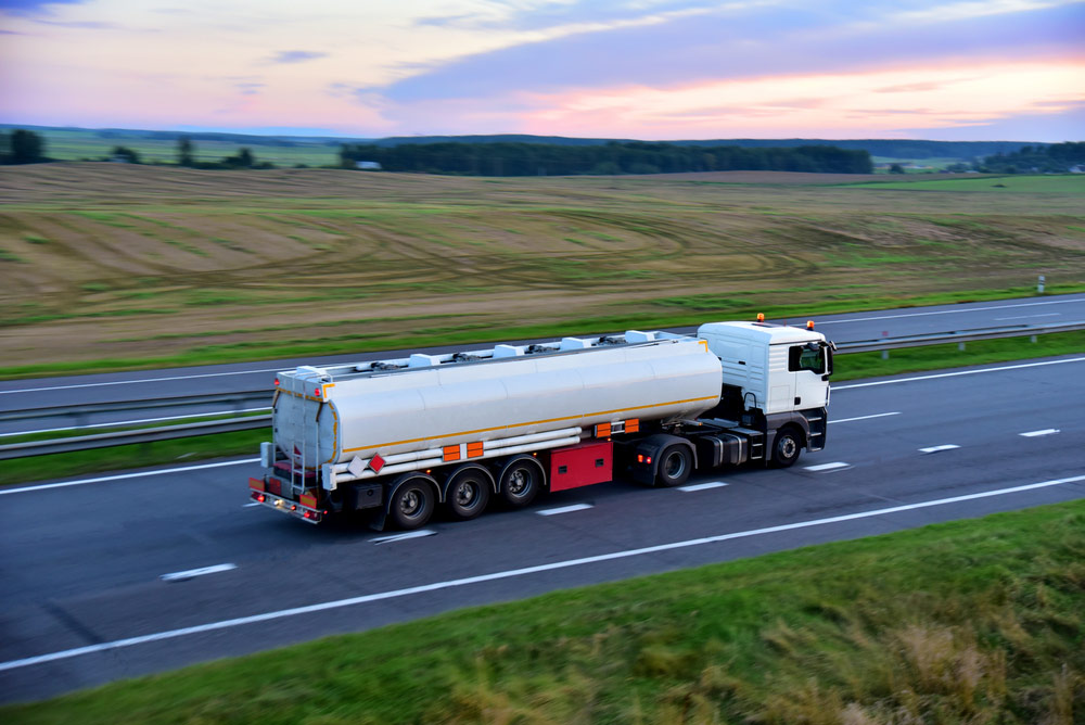 Pojazd ciężarowy z cysterną przejeżdżający przez autostradę uchwycony z boku GeoNAVI