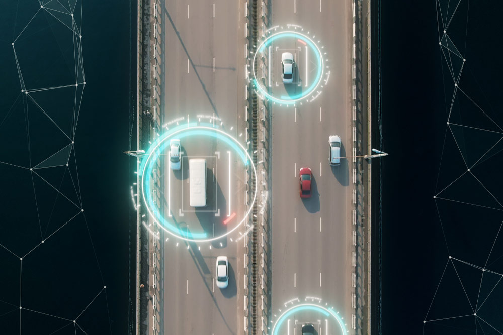 Widok z lotu ptaka samojezdnych samochodów z autopilotami poruszających się po autostradzie z technologią ich śledzenia, pokazującą prędkość i kto kontroluje samochód. Klip z efektami wizualnymi GeoNAVI