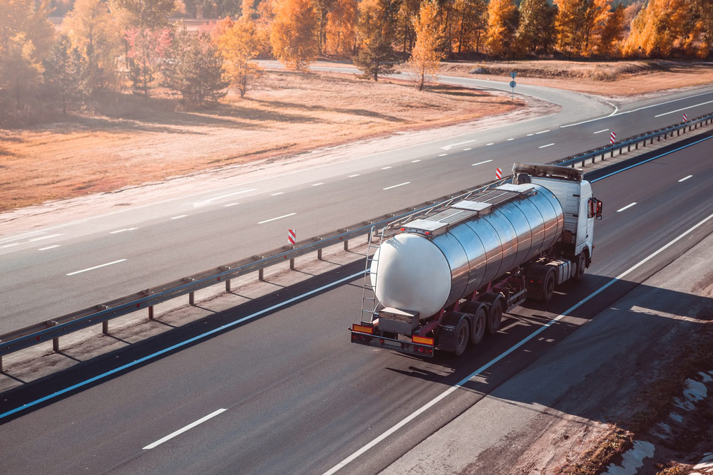 Widok cysterny przewożącej materiały niebezpieczne na autostradzie w jesienne popołudnie GeoNAVI