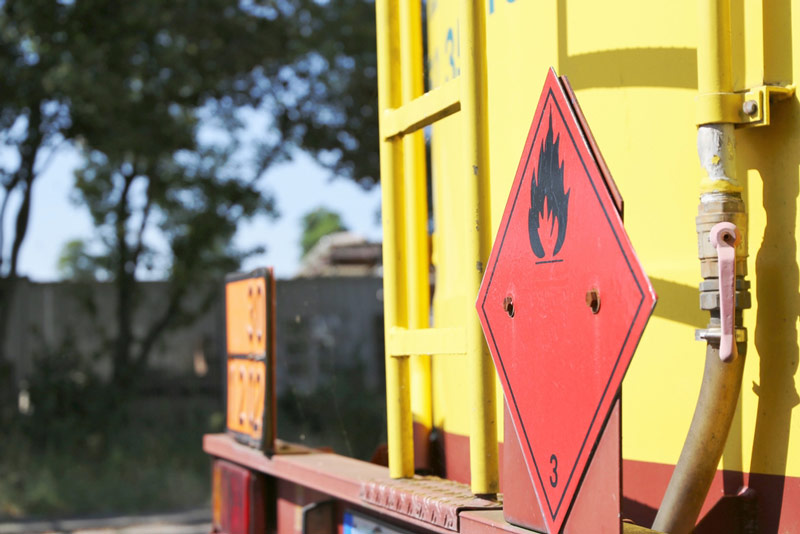 Transport drogowy towarów niebezpiecznych – oznakowanie pojazdów GeoNAVI