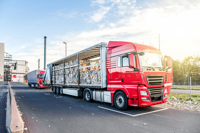 Transport odpadów do recyklingu - ciężarówki wyjeżdżające z sortowni GeoNAVI