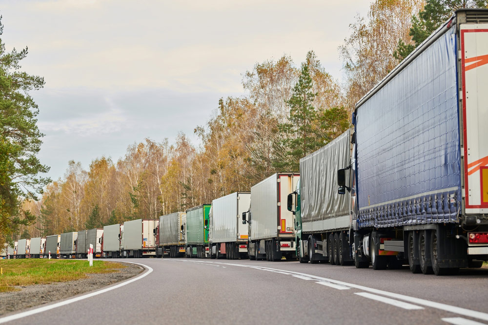 Ciężarówki stojące w rzędzie na drodze – geonavi.com.pl