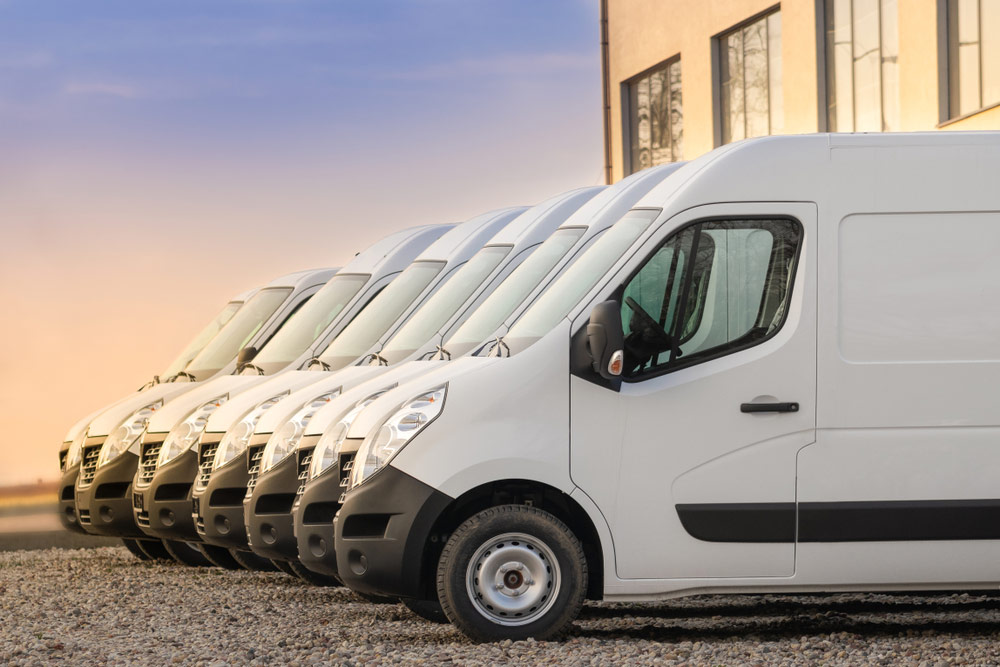 Samochody dostawcze na parkingu – geonavi.com.pl