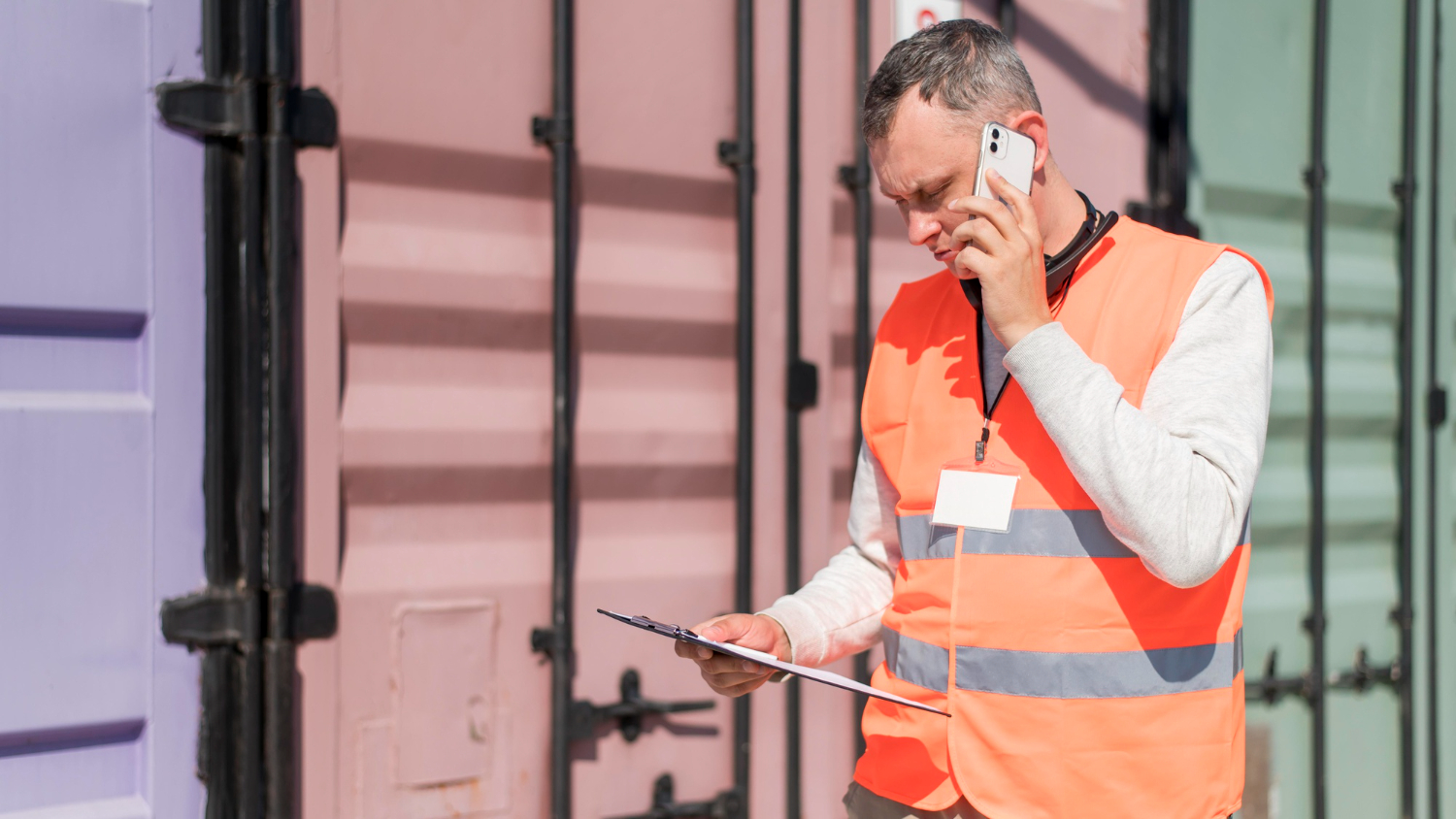 Mężczyzna rozmawia przez telefon